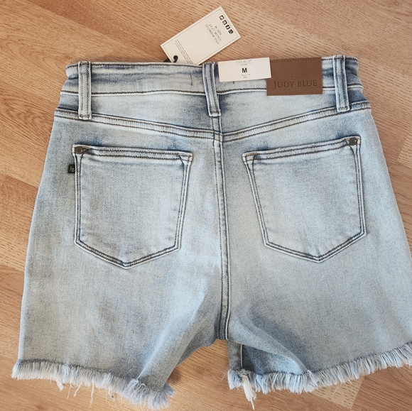 Judy Blue light washed denim shorts - Picture 2 of 2